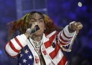 说唱歌手Tekashi 6ix9ine因违反假释指控在纽约被捕