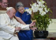 Pope惊叹于新加坡的摩天大楼，并要求不要忘记最底层的移民工人